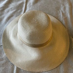 Straw sunhat by Aritzia Maincharacter